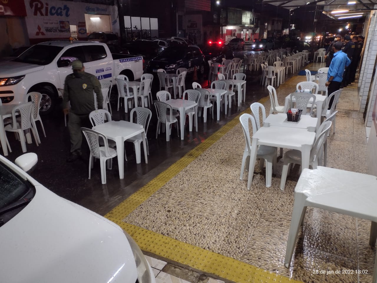 Comércio tem mesas e cadeiras apreendidas por obstruir rua no Alecrim