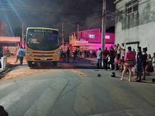 Polícia persegue suspeitos de assaltos que colidem com ônibus escolar na Zona Norte