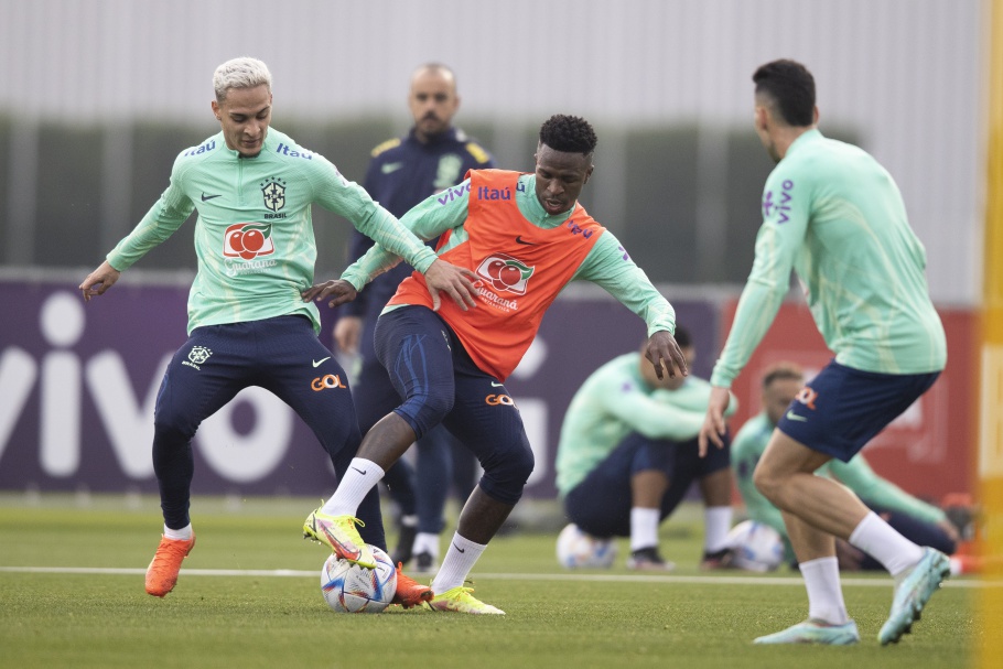 Elenco completo e os "carrinhos" de Daniel Alves no treino da seleção