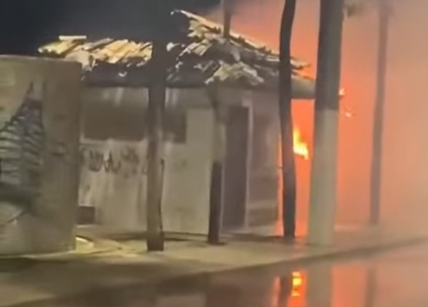 [VÍDEO] Incêndio criminoso destrói quiosque na praia do meio; ex-mulher é suspeita