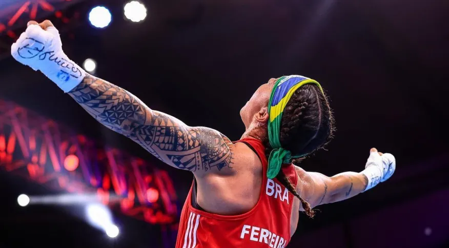 Bia Ferreira supera colombiana e é bicampeã mundial de boxe