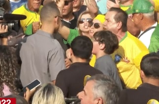 [VÍDEO] Jornalistas da Globo são hostilizados e ameaçados por apoiadores de Bolsonaro em Aparecida