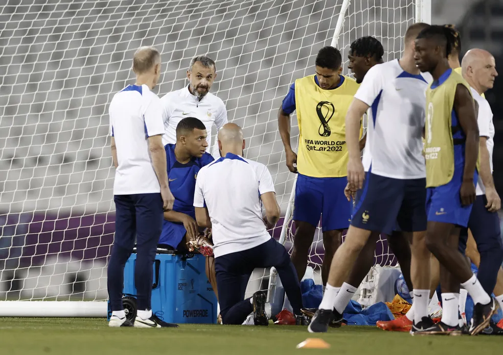 Mbappé participa de treino da França com tornozelo enfaixado