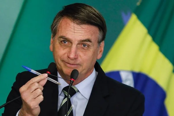 Bolsonaro promete Auxílio Brasil de R$ 800 para quem arrumar emprego