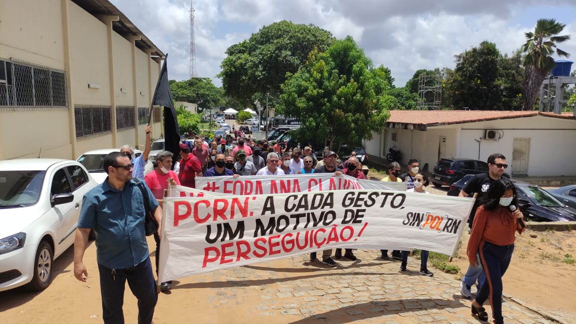 Policiais civis protestam contra retaliações da delegada-geral