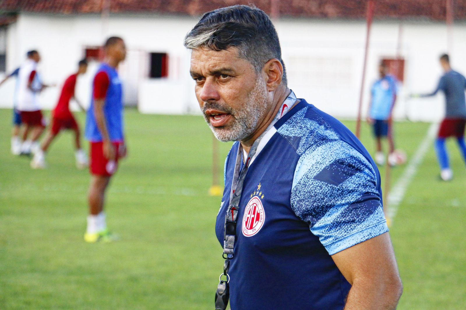 Sempre ele: América efetiva Leandro Sena como técnico do América, após saída de João Brigatti