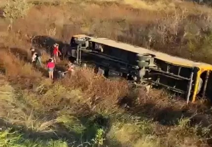 Motorista perde controle e ônibus escolar sai da pista e tomba na BR-226, no RN