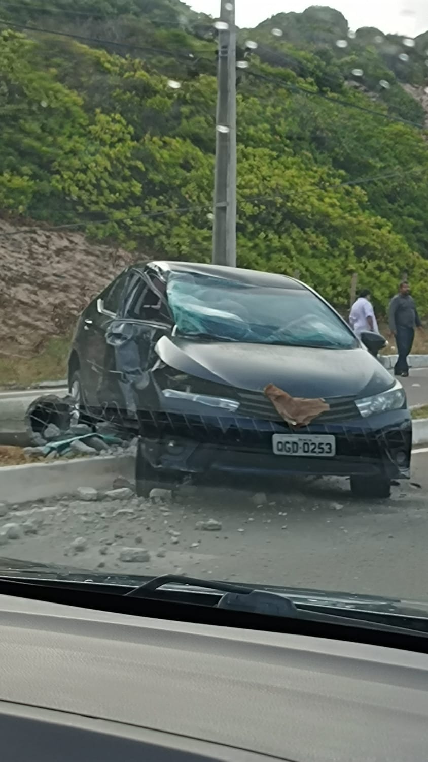 [VIDEO] Em novo acidente, carro sobe em canteiro e derruba poste na Via Costeira