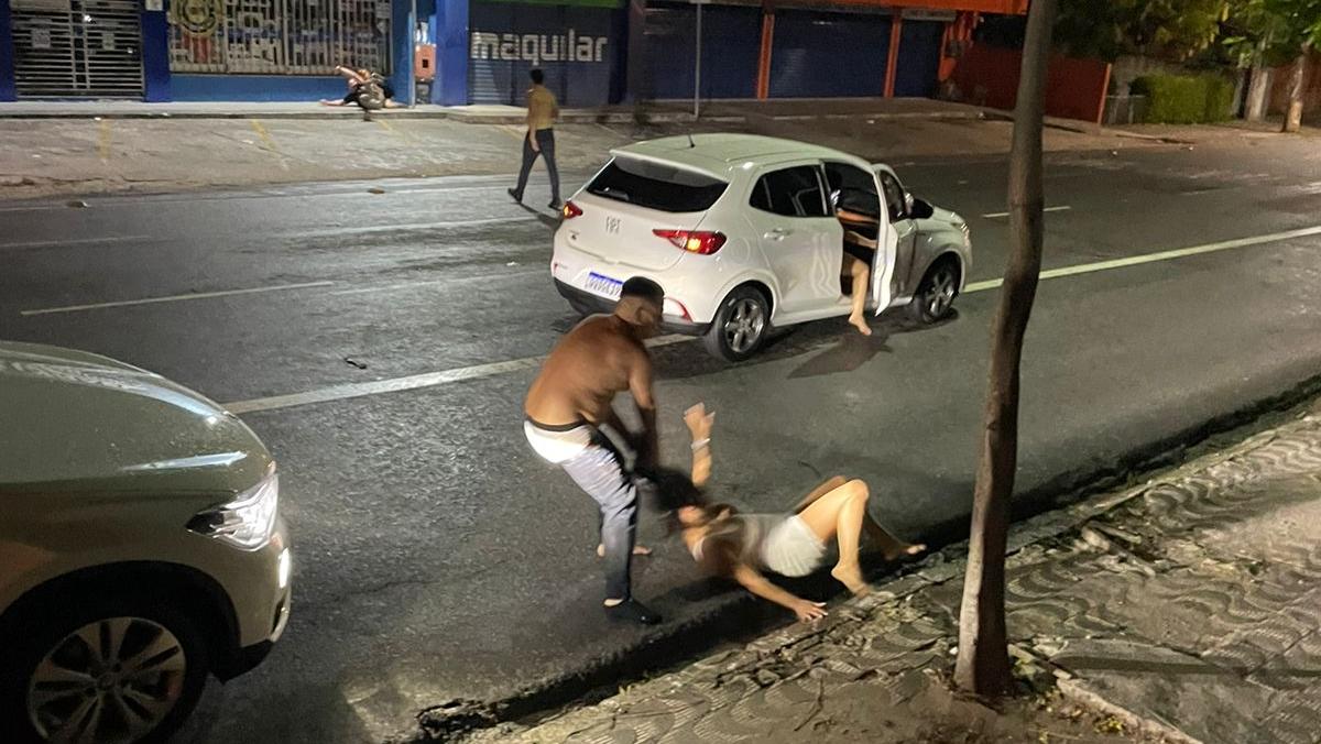 [VÍDEO] Mulher é agredida e arrastada pelos cabelos no meio de avenida