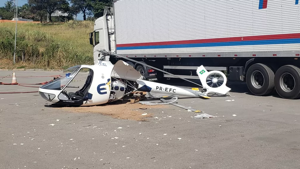 Helicóptero que caiu e bate em caminhões no meio de pista