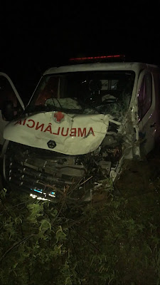 Ambulância fica destruída após bater em jumento e caminhão na BR-427 no RN