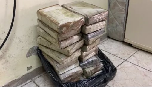 Policiais encontram 21 kg de cocaína em fundo falso de carro e prendem dupla em Mossoró