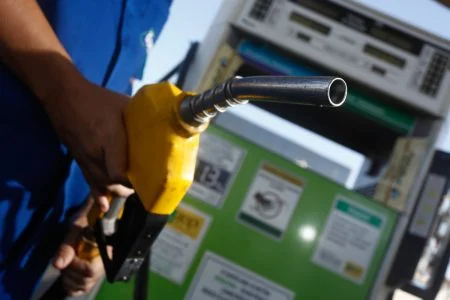 Esbanjando: Senadores têm fevereiro com maior gasto de gasolina em cinco anos