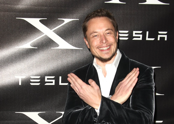 Elon Musk muda logo do Twitter para X e seguidores comparam ao XVideos