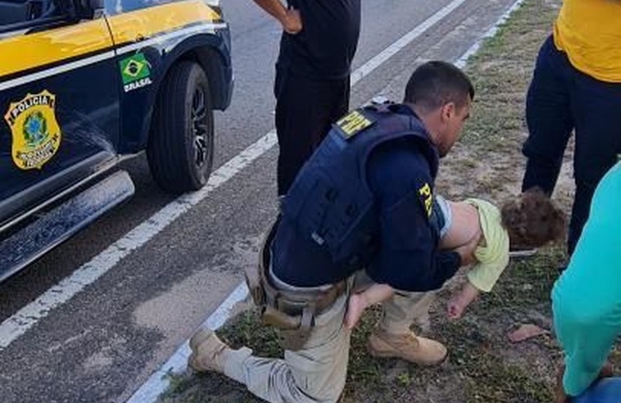 Policial rodoviário federal salva bebê engasgado em Mirassol