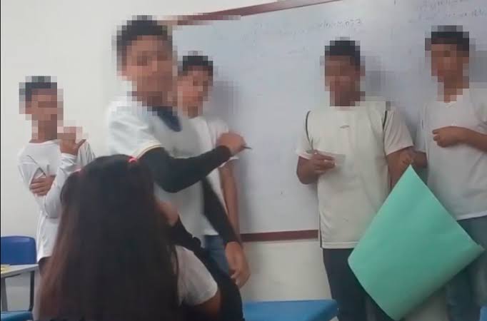 [VÍDEO] Aluno ataca colega de turma com golpes de caneta em escola