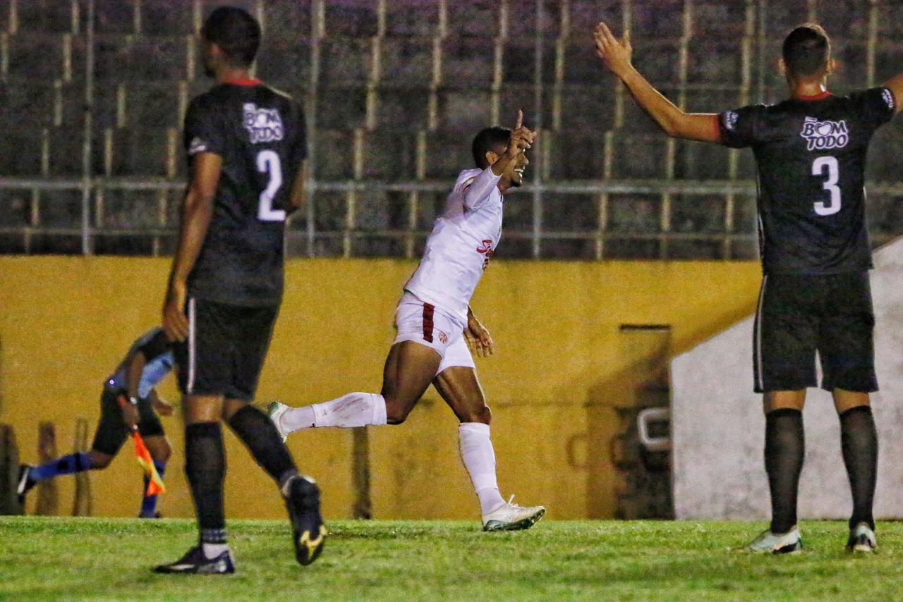 América vence o Santa Cruz