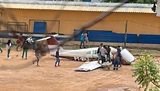 [VÍDEO] Avião de pequeno porte cai em campo de futebol