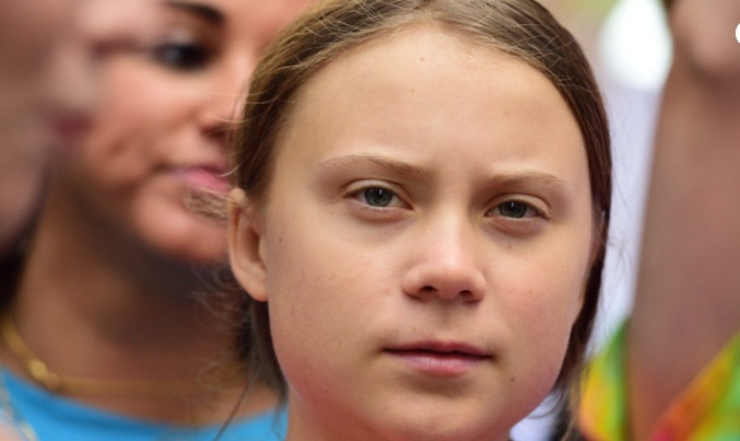 Greta Thunberg é condenada e vai ter que pagar multa por desobedecer ordem policial durante protesto