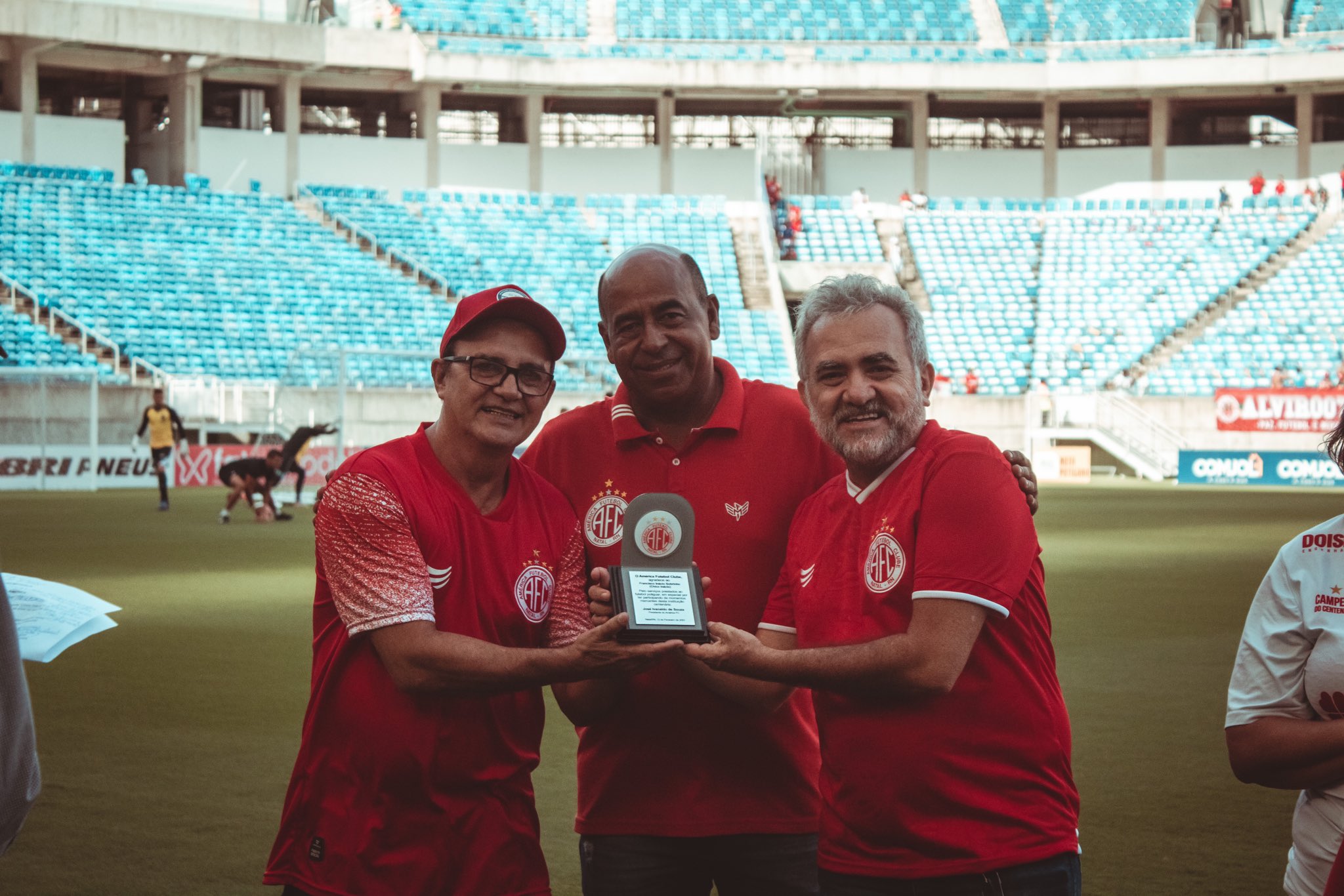 Homenagens a radialistas antes do clássico