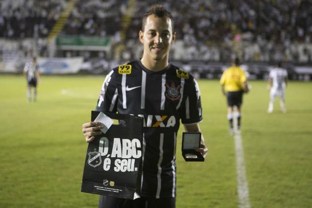 [VIDEO] ABC não vai entrar em leilão por Rodriguinho, afirma diretor de futebol do clube