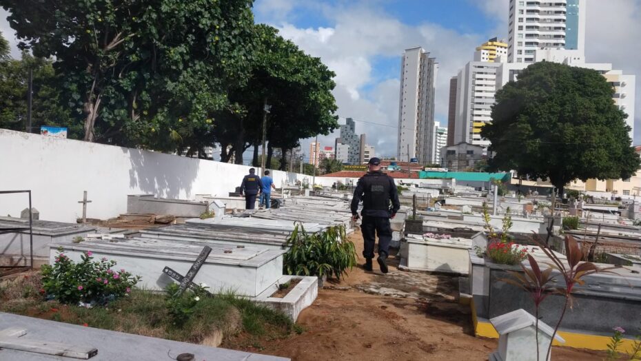 Cemitério é invadido por criminosos e tem túmulos furtados e depredados na zona Sul de Natal