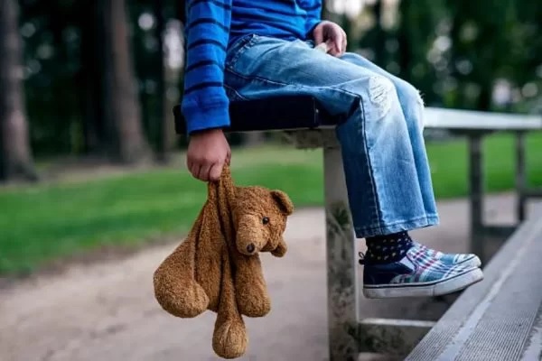 Mãe encontra vídeo do filho sendo estuprado pelo marido; homem é preso