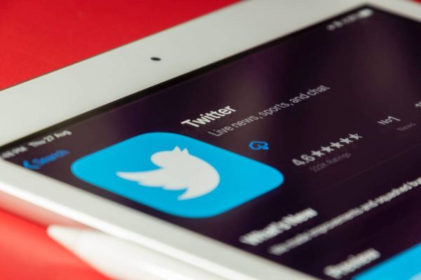 Após ter Facebook limitado, Rússia restringe contas do Twitter