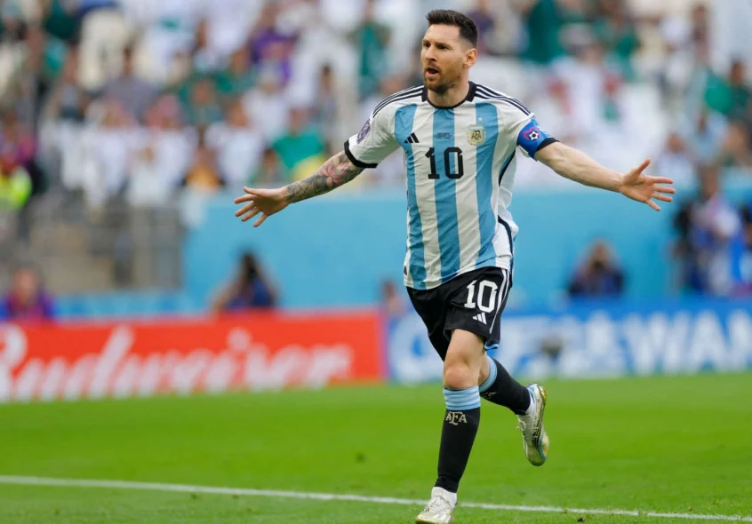 Messi decide jogando mal e Argentina recupera estilo de jogo para seguir viva