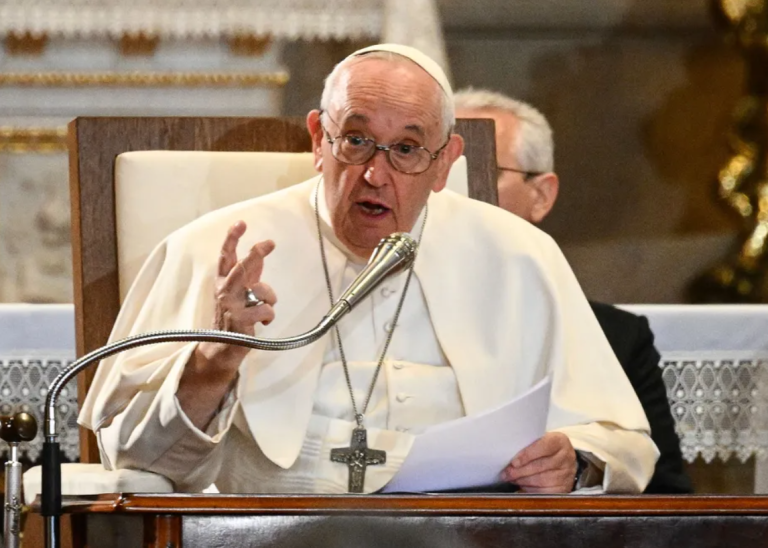 Papa Francisco é hospitalizado para realizar cirurgia de emergência no intestino hoje