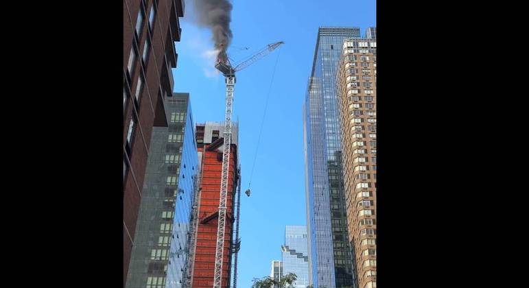 [VÍDEO] Guindaste despenca em Nova York, atinge prédio e cai no meio da rua