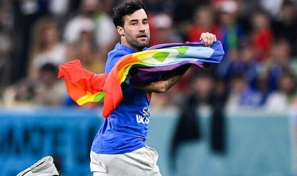 Homem que invadiu campo com bandeira LGBTQIAP+ é banido da Copa do Mundo