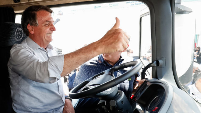 Presidente Bolsonaro anuncia que vai pagar auxílio a 750 mil caminhoneiros