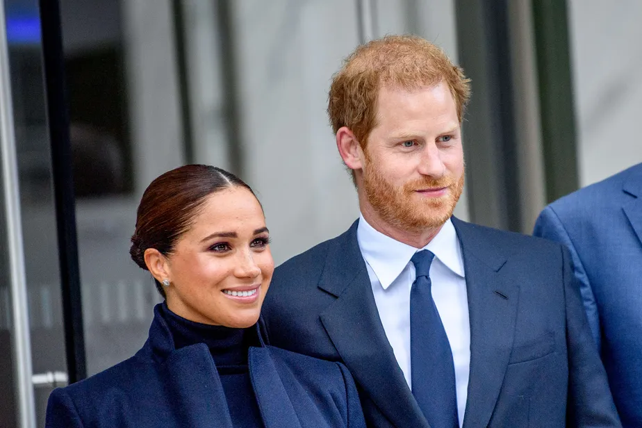 Harry e Meghan escapam de acidente após perseguição por paparazzi, diz porta-voz