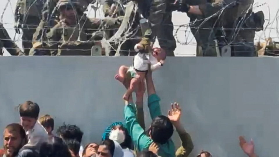 Bebê entregue a soldado dos EUA durante saída do Afeganistão reencontra família