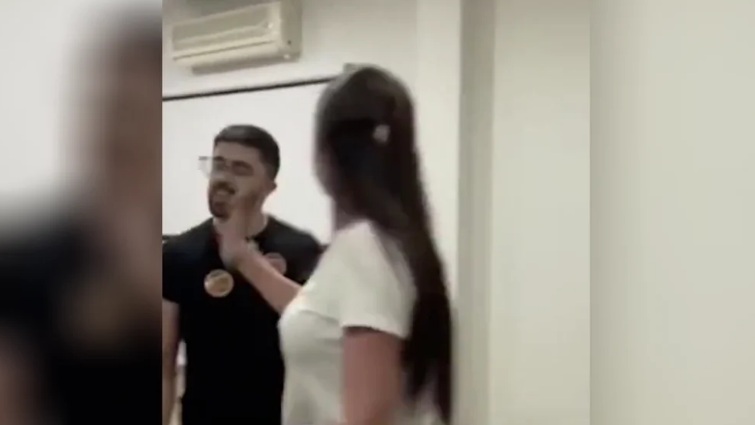 [VÍDEO] Esposa de deputado dá tapa em membro do MBL durante evento de campanha