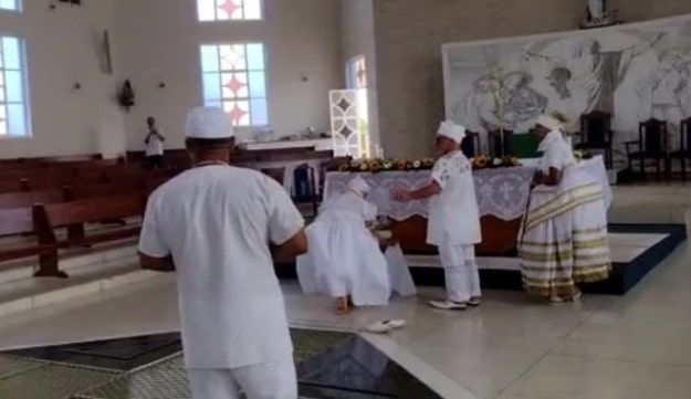 [VÍDEO] Padre fica revoltado após vídeo de candomblecistas fazendo "rito" dentro de igreja