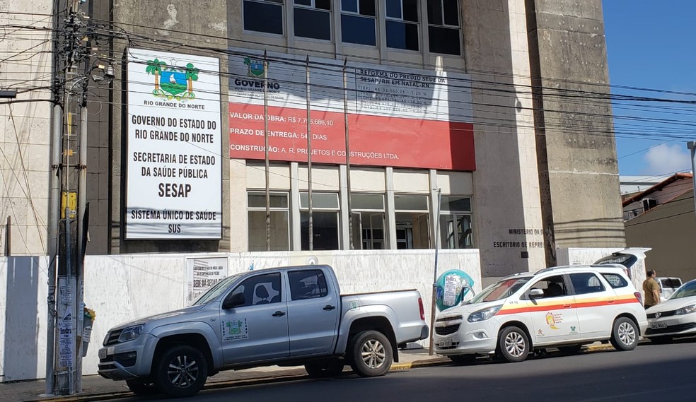 Terceirizados ocupam prédio da Sesap e cobram pagamento