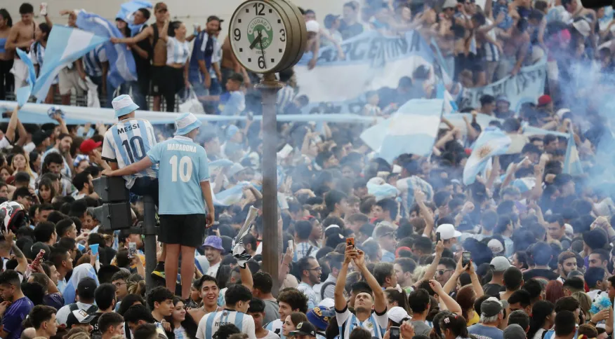 Homem cai de telhado e morre durante as comemorações do título da Copa na Argentina