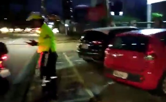 VIDEO: STTU multa carros estacionados em vagas regulares na Hermes da Fonseca
