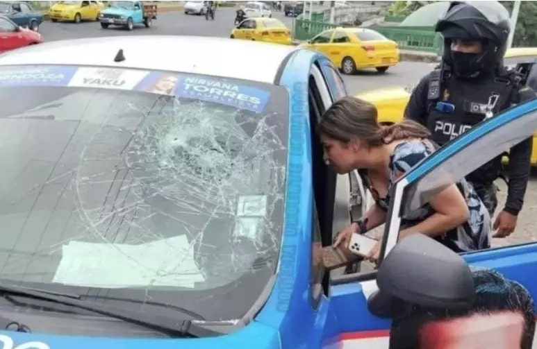 MAIS UM: Candidata à do Equador tem carro baleado após ataque a candidato à presidência