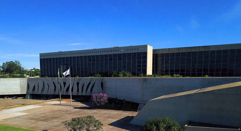 STJ decide que shopping deve indenizar cliente por roubo na entrada de estacionamento