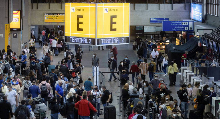 Anvisa decide que uso de máscaras volta a ser obrigatório em aeroportos e aviões no Brasil