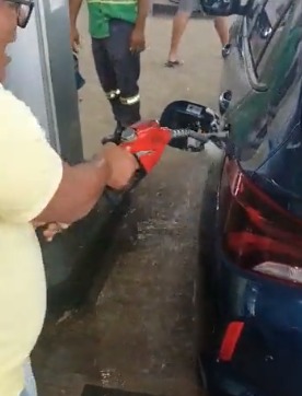 [VIDEO] Homem "lava" carro com gasolina para comemorar redução no preço do combustível