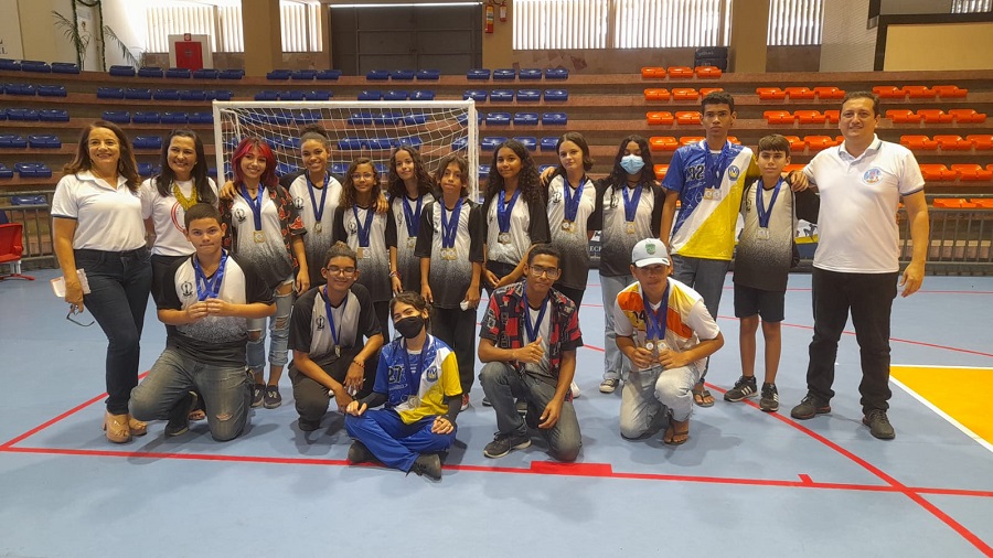 Alunos da escola Adelina Fernandes dominam pódios do xadrez dos JEMs