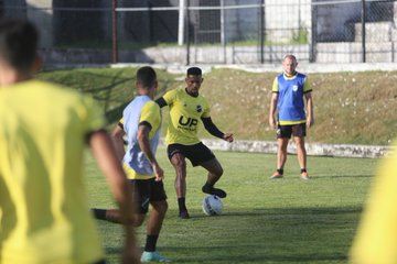 Fernando Marchiori treina três opções para a partida no Barradão