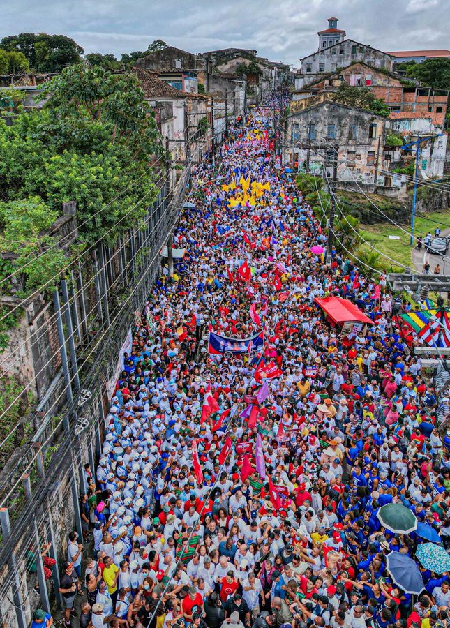 [IMAGEM] Foto de ato com Lula em Salvador tem pessoas duplicadas