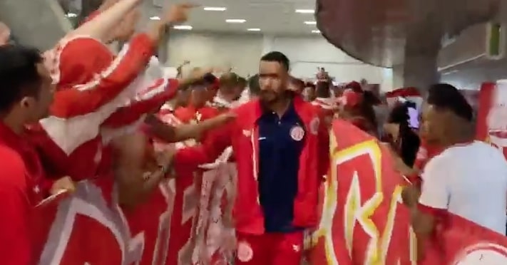 [VÍDEO] Jogadores do América são recebidos com festa de torcedores em aeroporto