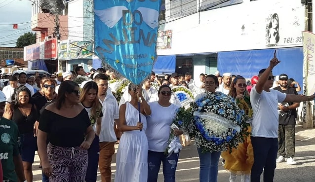 Sob choros e comoção, influencer que morreu após comer camarão é sepultado em Natal