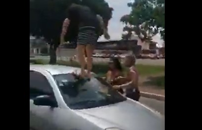 CENAS FORTES: Homem persegue, agride e xinga mulher após batida leve de trânsito